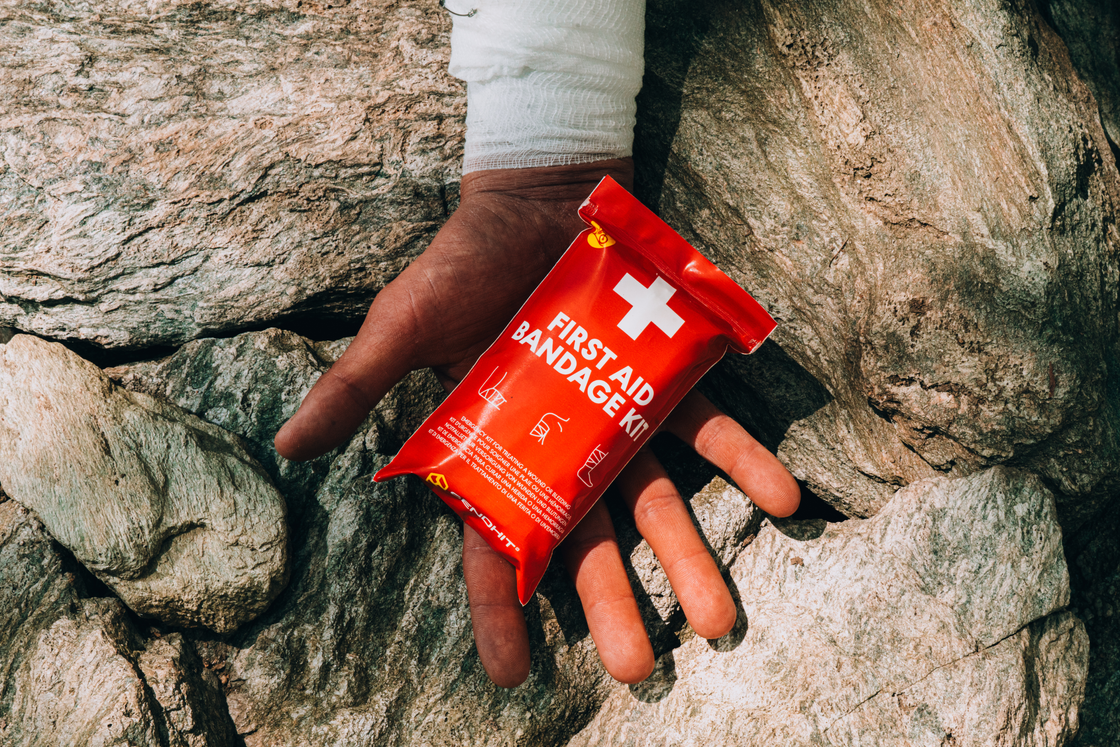 FIRST AID BANDAGE KIT