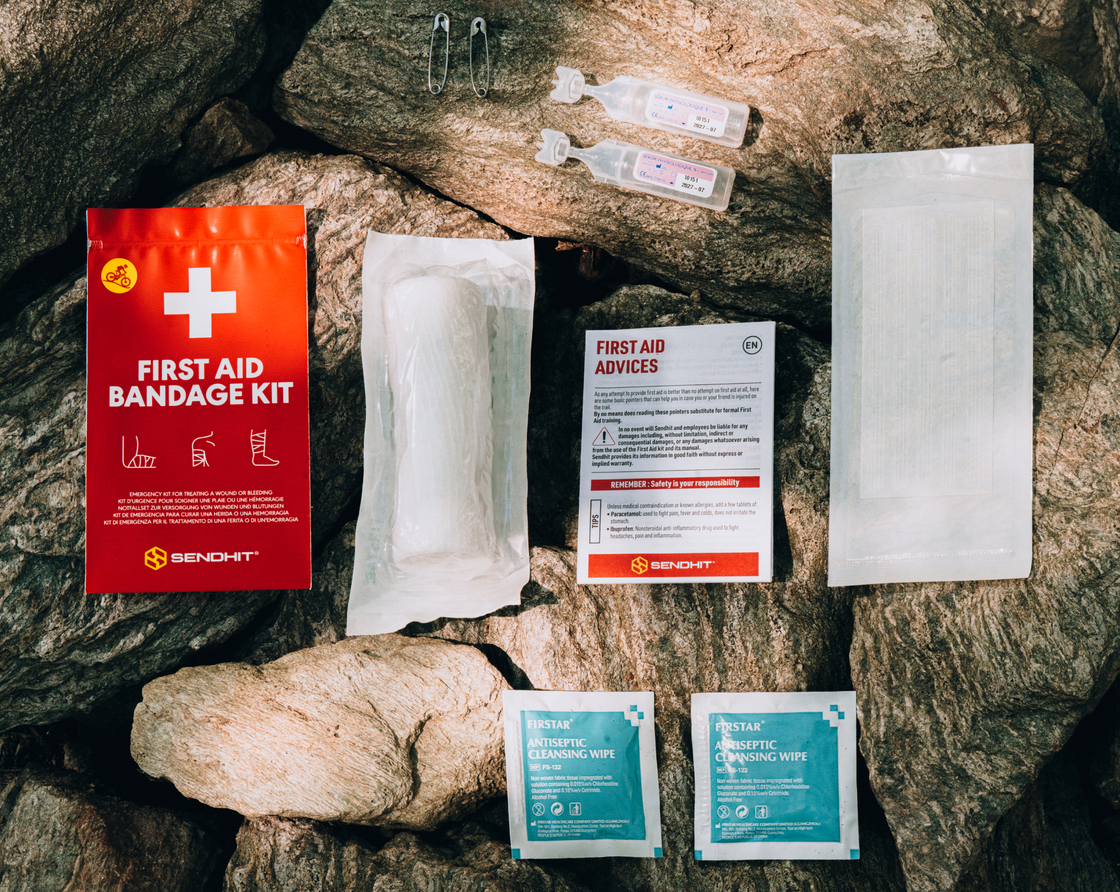 FIRST AID BANDAGE KIT